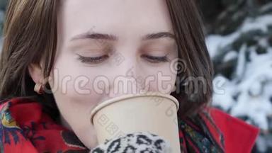 这<strong>段视频</strong>讲述的是一个女孩在冬天在街上喝热茶或咖啡时的特写镜头，她穿着针织手套